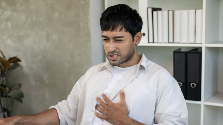 छातीत जळजळ (Acidity) वारंवार होतेय? दुर्लक्ष करू नका
