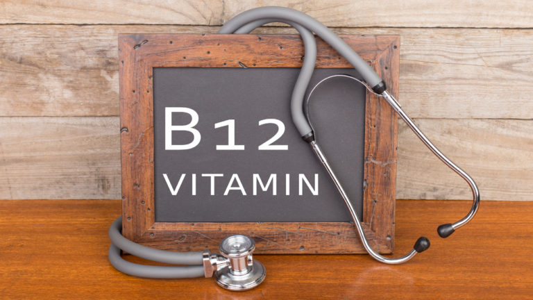 Vitamin B12 कमी झाल्यास कोणती लक्षणे दिसतात?