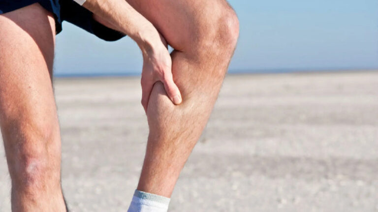 स्नायूंमध्ये गोळे का येतात? (Muscle Cramps) – कारणे, उपाय आणि प्रतिबंध